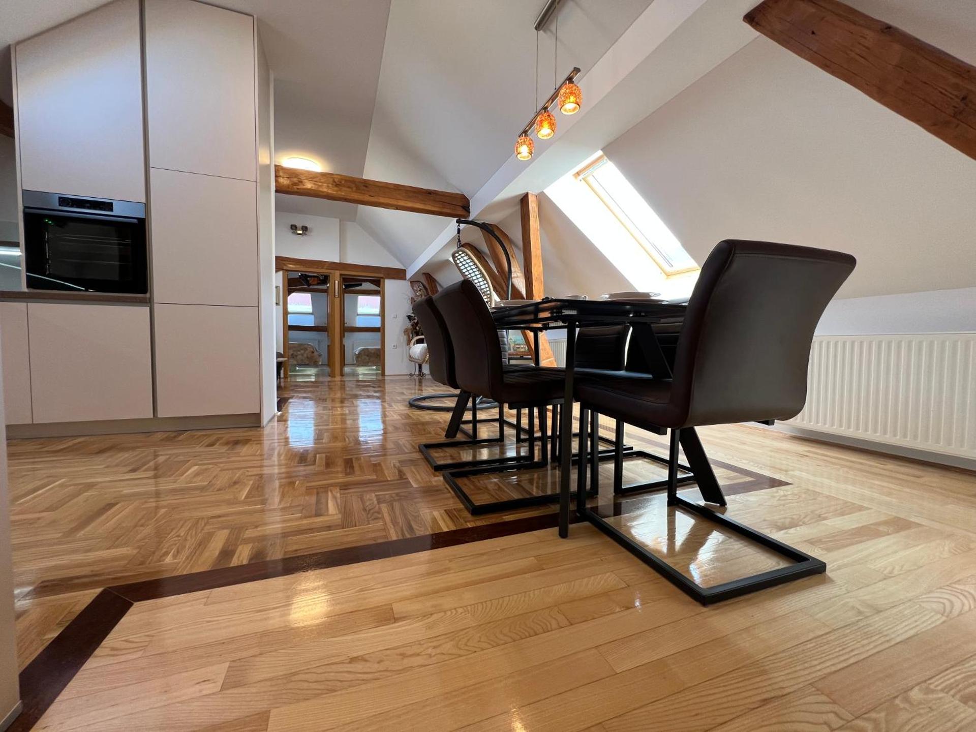 La Luna Rustic Deluxe Apartment with Pool & Jacuzzi, Bikes and Covered Parking