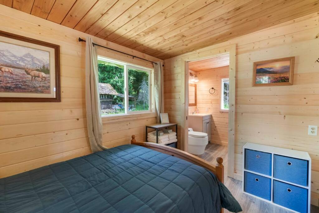 Cozy Cedar Cabin Steps Away From Mt. Rainier