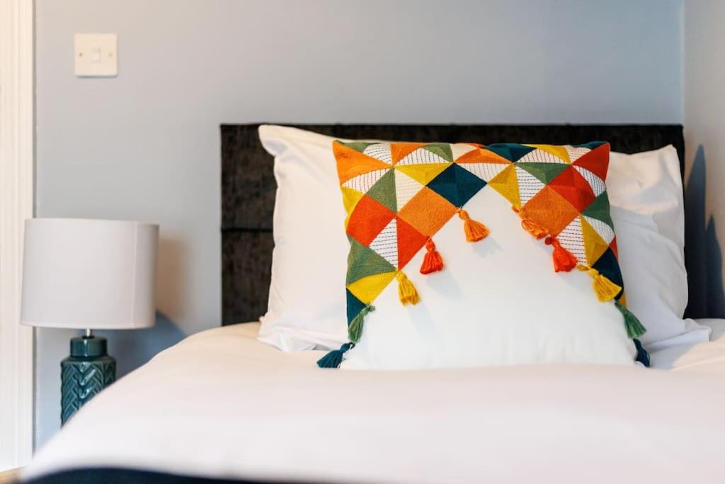 Weekly Monthly deal-4 Beds-Large House-Driveway By Lima Apartments LTD