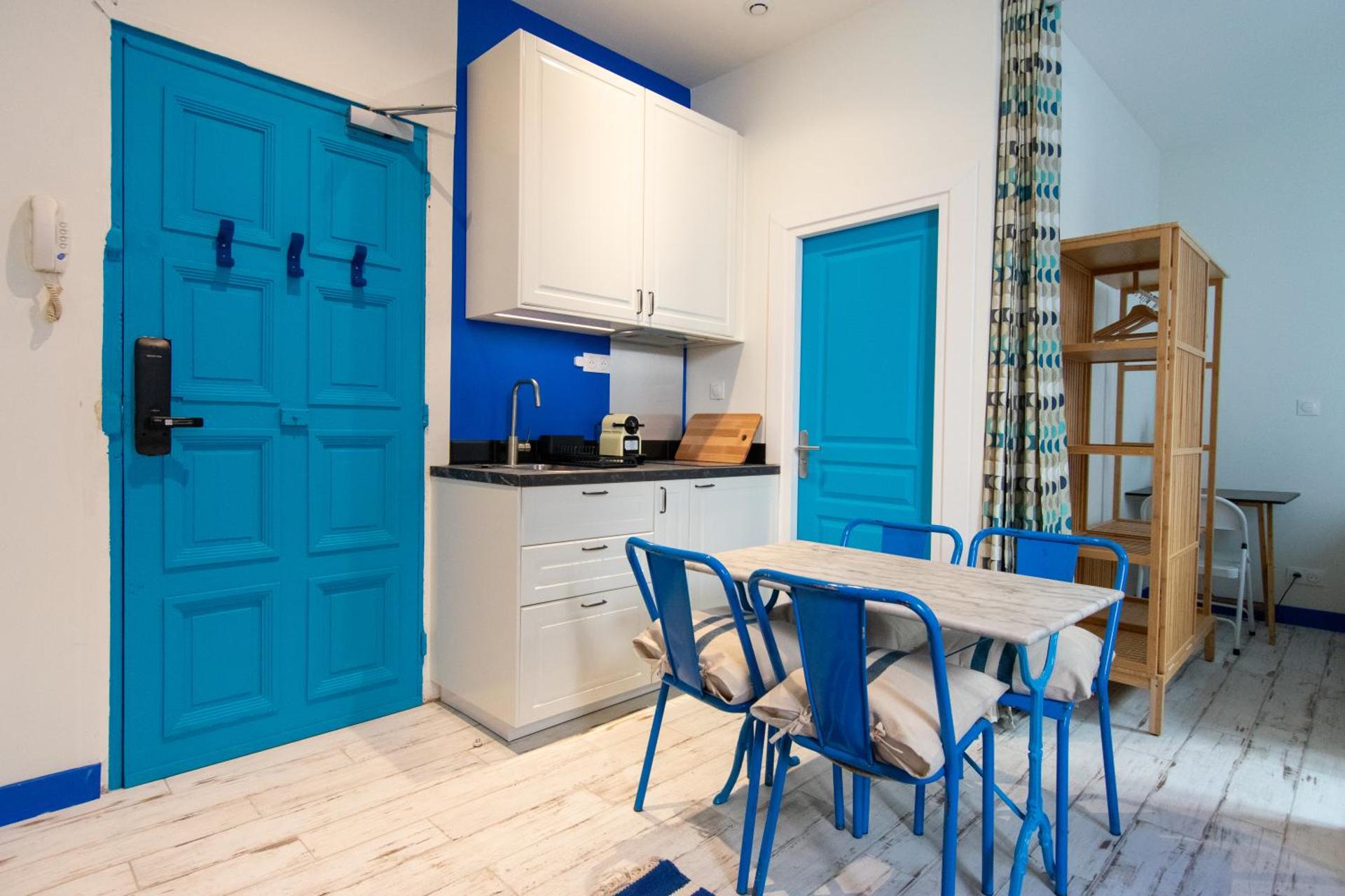 Le Grand Studio Bleu 29M2, 120m Vieux-Port , Clim ,Wifi, Accès autonome avec code