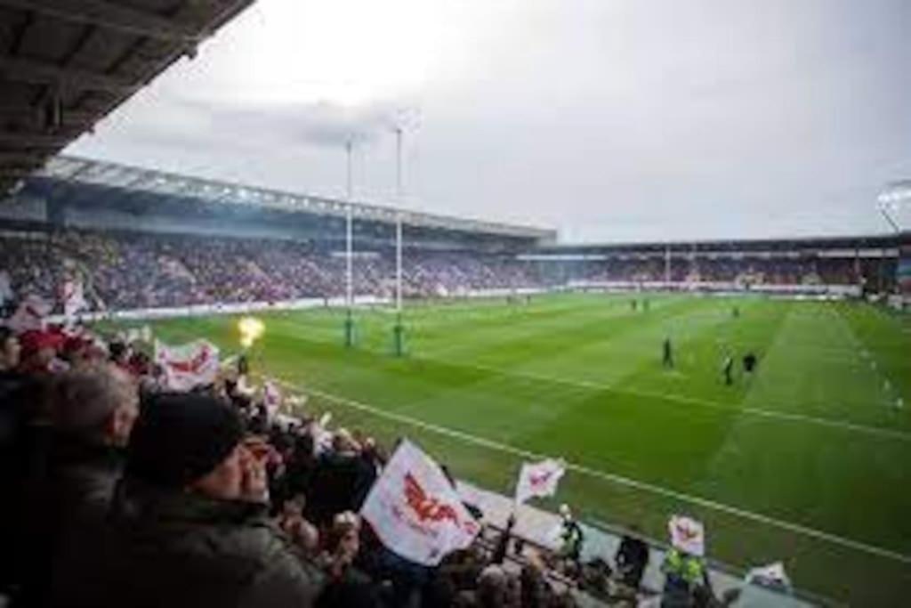 Big fireplace aga hot tub wet room barn garage