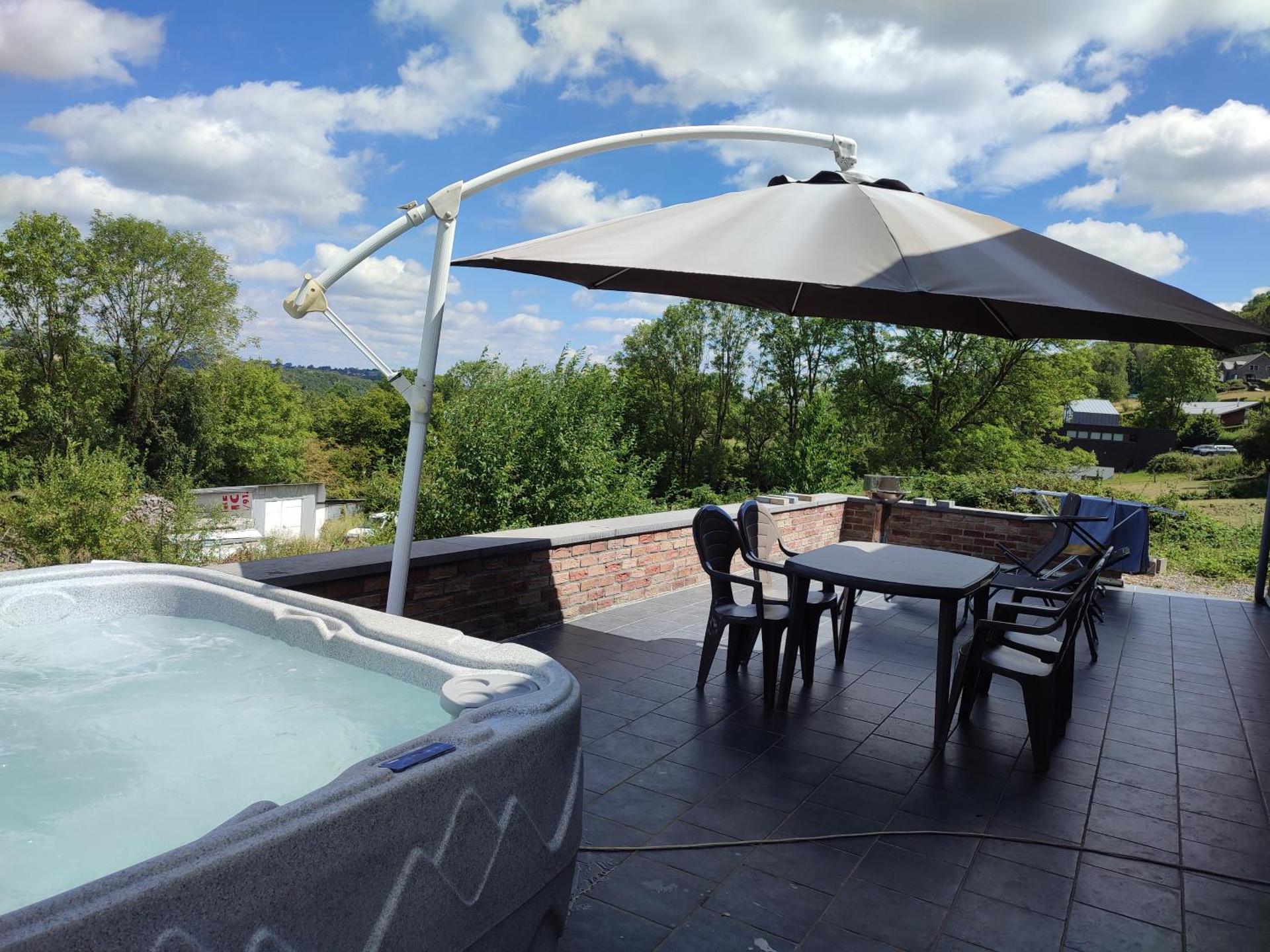 maison au bord du bois toute équipée avec jaccuzzi