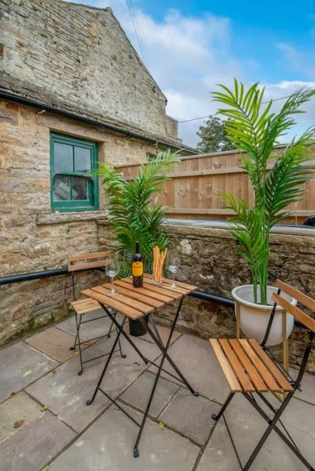 Newly renovated 4 Bedroom Cottage with Wood Burner