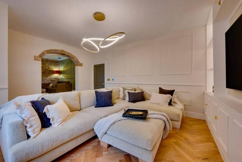 Newly renovated 4 Bedroom Cottage with Wood Burner