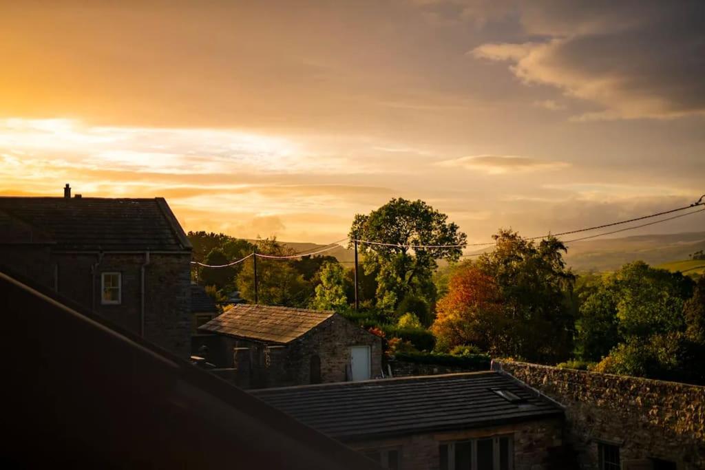 Newly renovated 4 Bedroom Cottage with Wood Burner