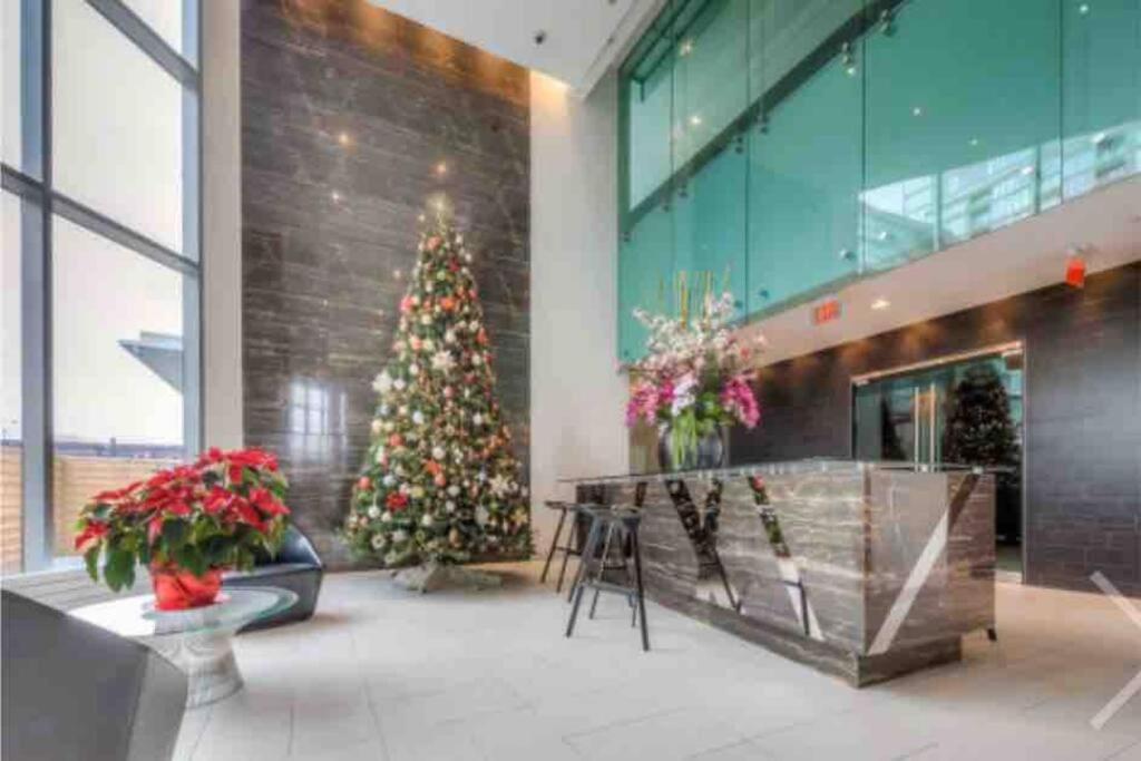 Stunning condo wit amazing view 5mins from cntower