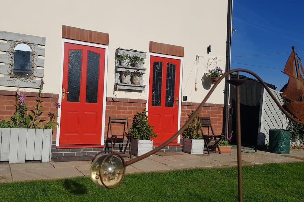 Peaceful self contained Studio in lovely garden.