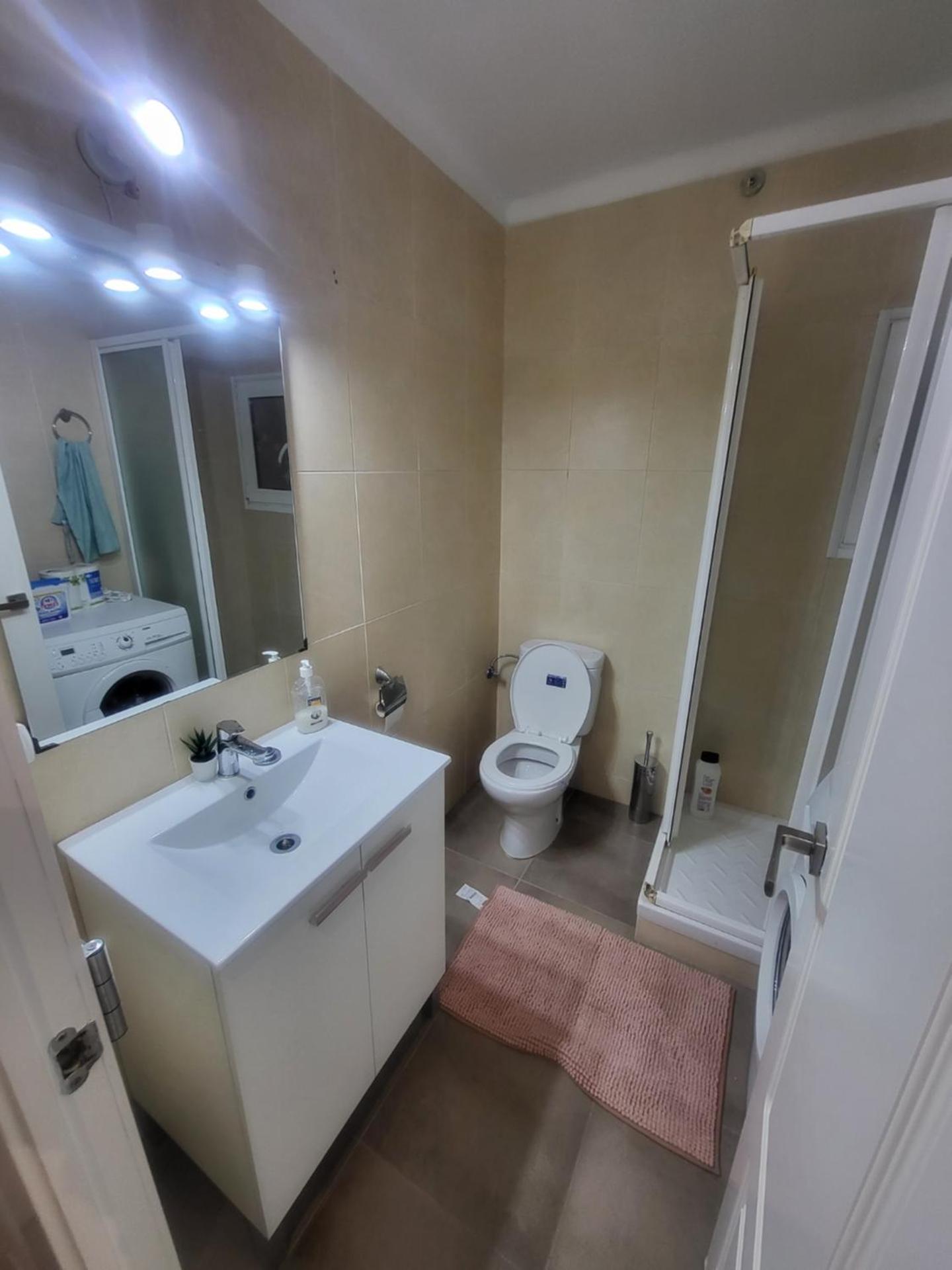 Habitaciones con baño compartido en bonito Apartamento en Badalona