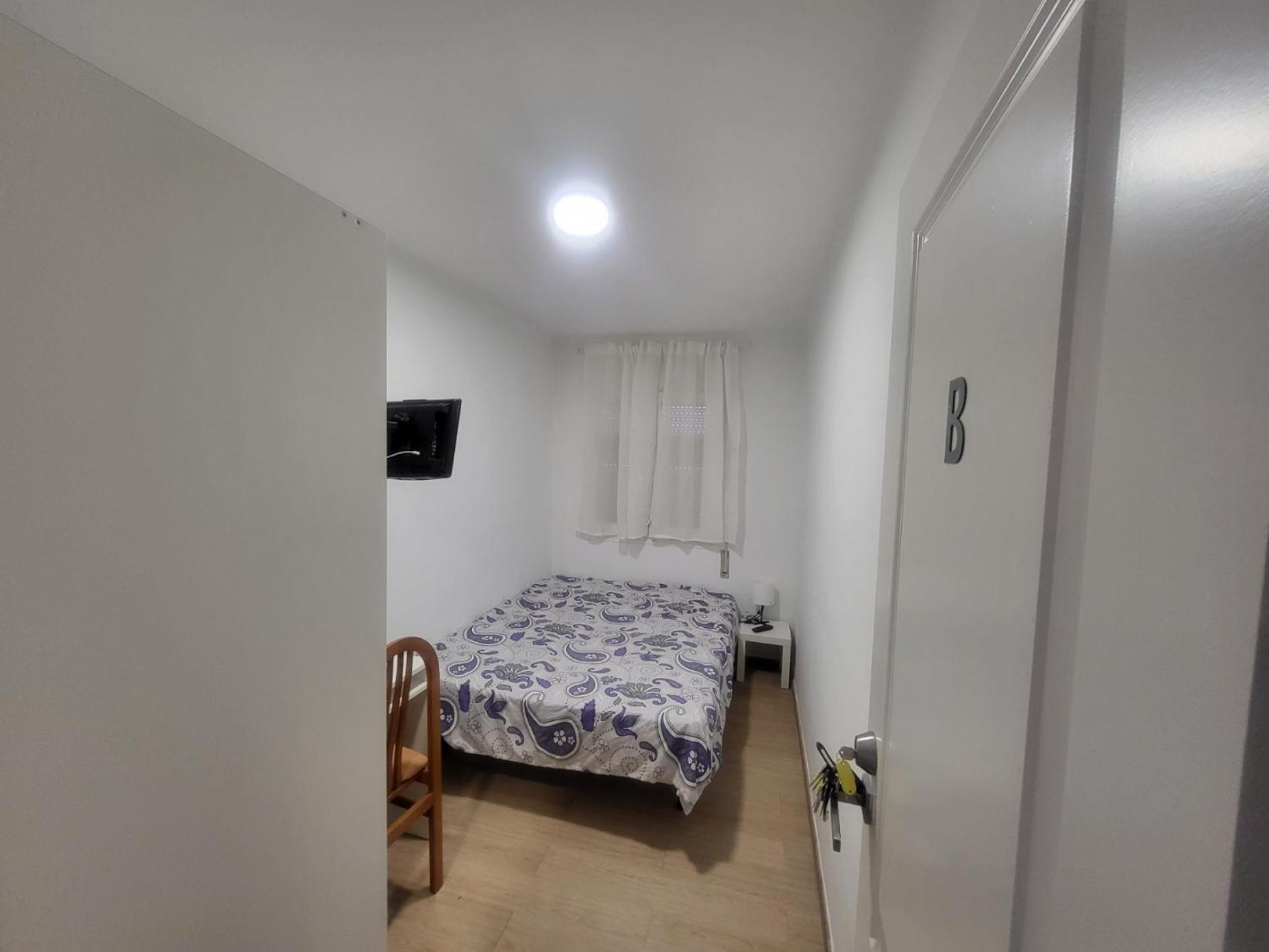 Habitaciones con baño compartido en bonito Apartamento en Badalona