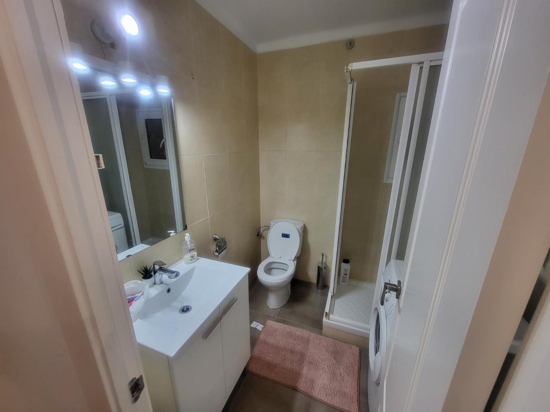 Habitaciones con baño compartido en bonito Apartamento en Badalona