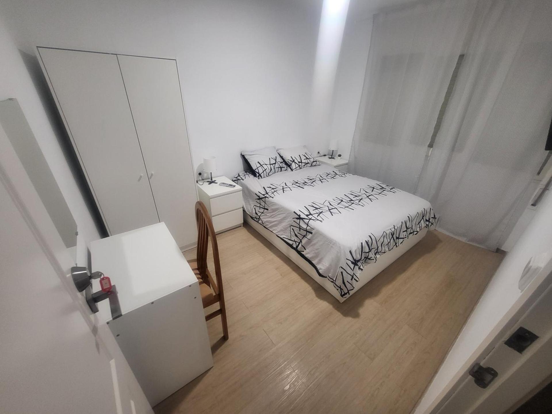 Habitaciones con baño compartido en bonito Apartamento en Badalona