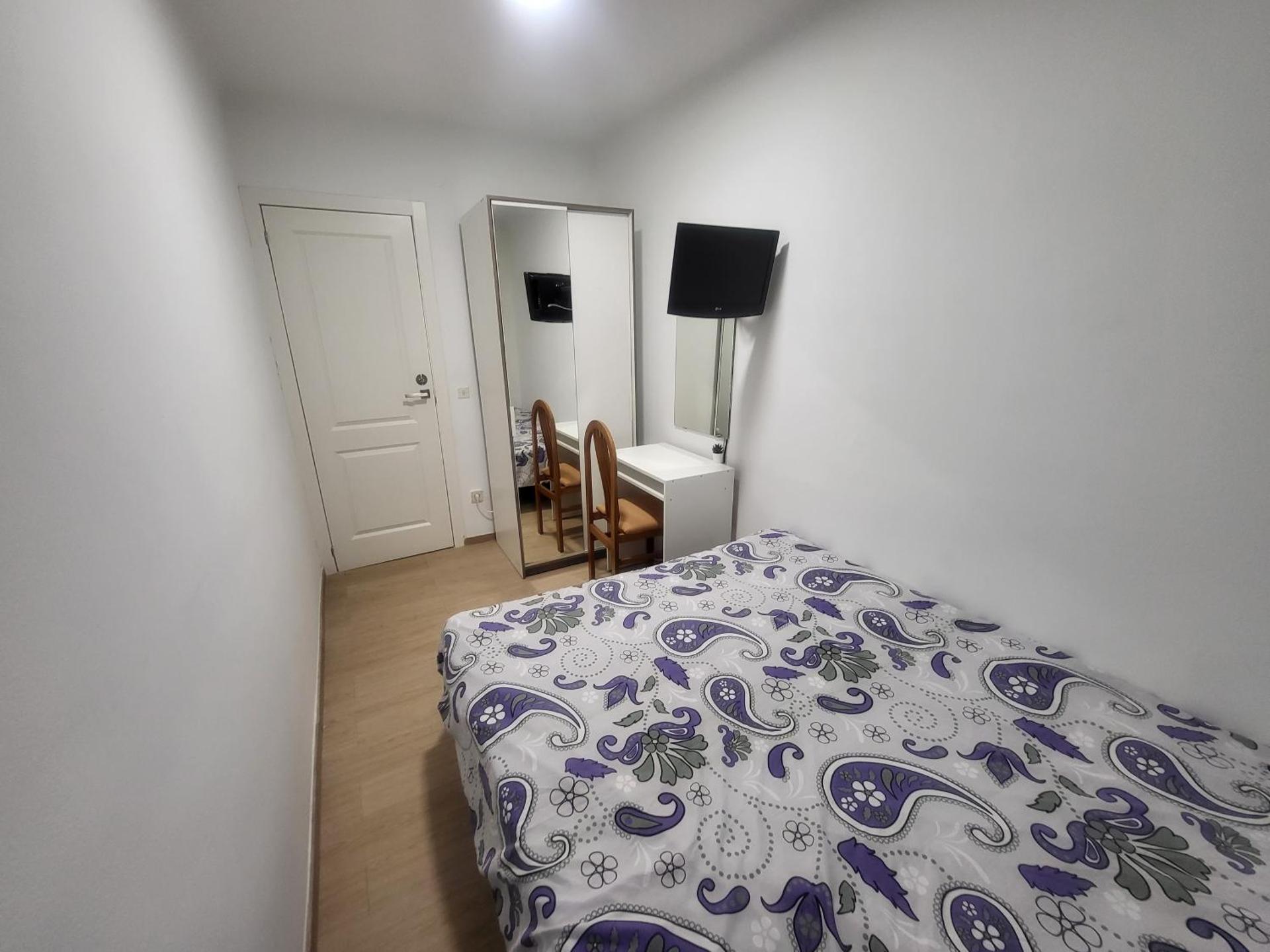 Habitaciones con baño compartido en bonito Apartamento en Badalona