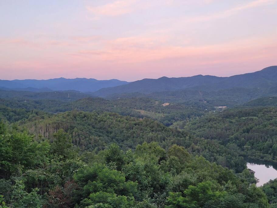STUNNING MTN and LAKE VIEWS! HOT TUB! FIREPIT! SLEEPS 11 4BR 3BA Close to Bryson City
