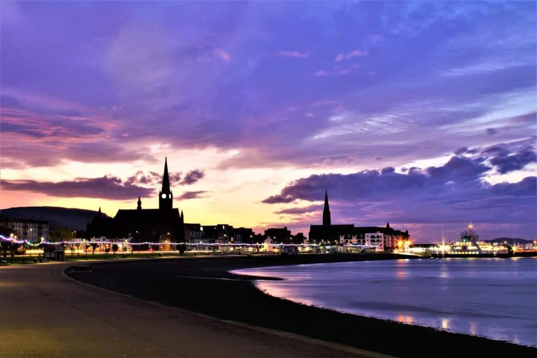 Spacious stylish centraly located flat near beach