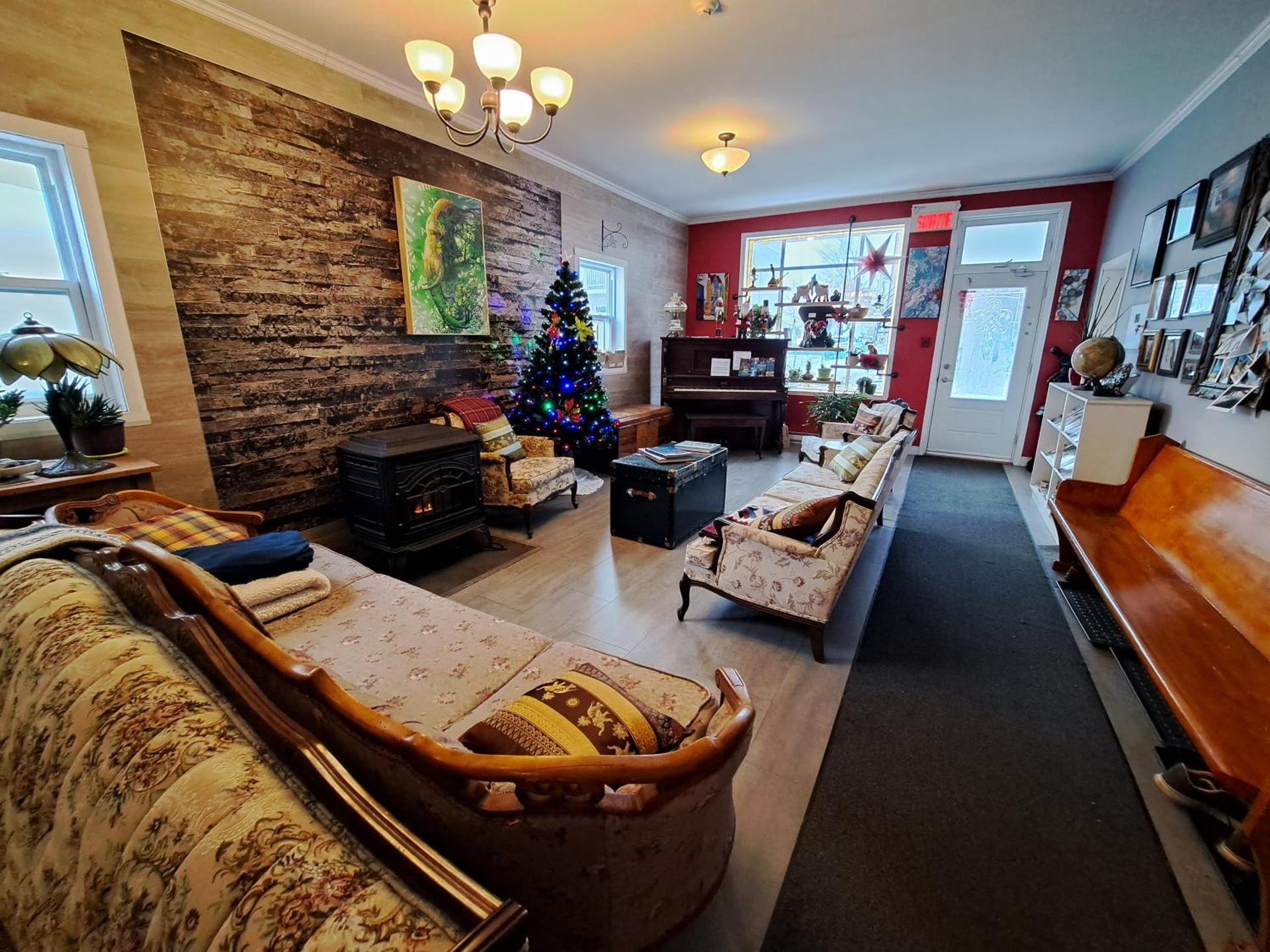 Communal lounge/ TV room