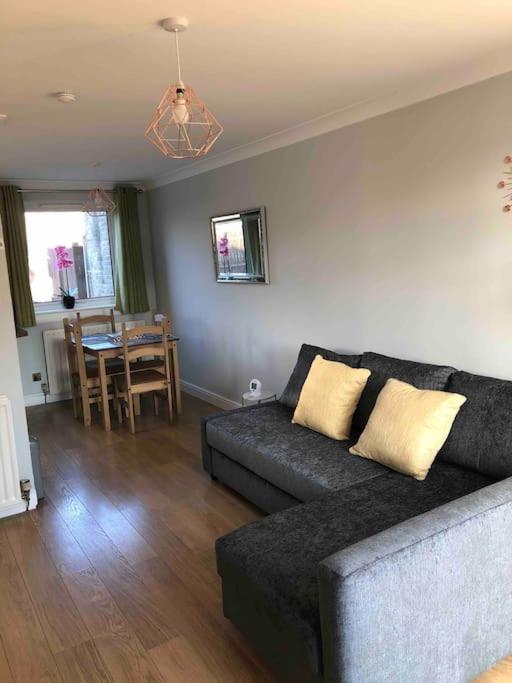 Cosy Home with Free Parking Near Edinburgh St Andrews M90 & Amazon