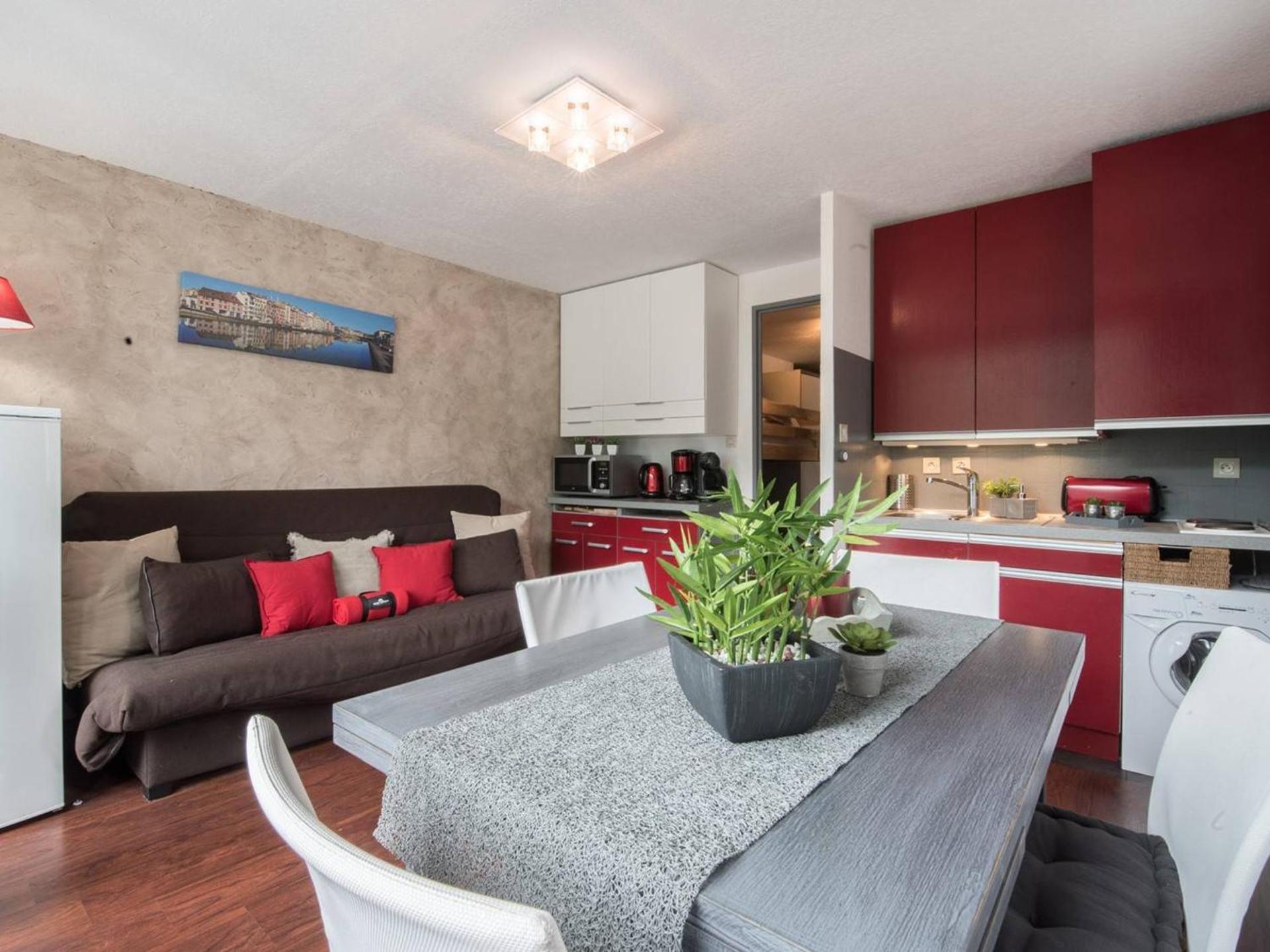 Appartement 2 pièces avec parking proche centre et téléphérique - FR-1-296-239