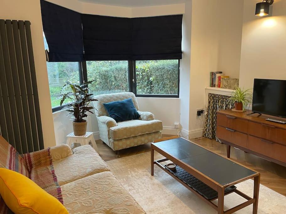 Cheerful 2 bed house on Causeway Coastal Route with parking