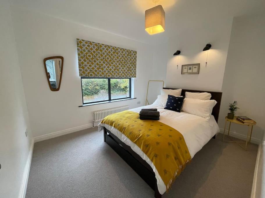 Cheerful 2 bed house on Causeway Coastal Route with parking