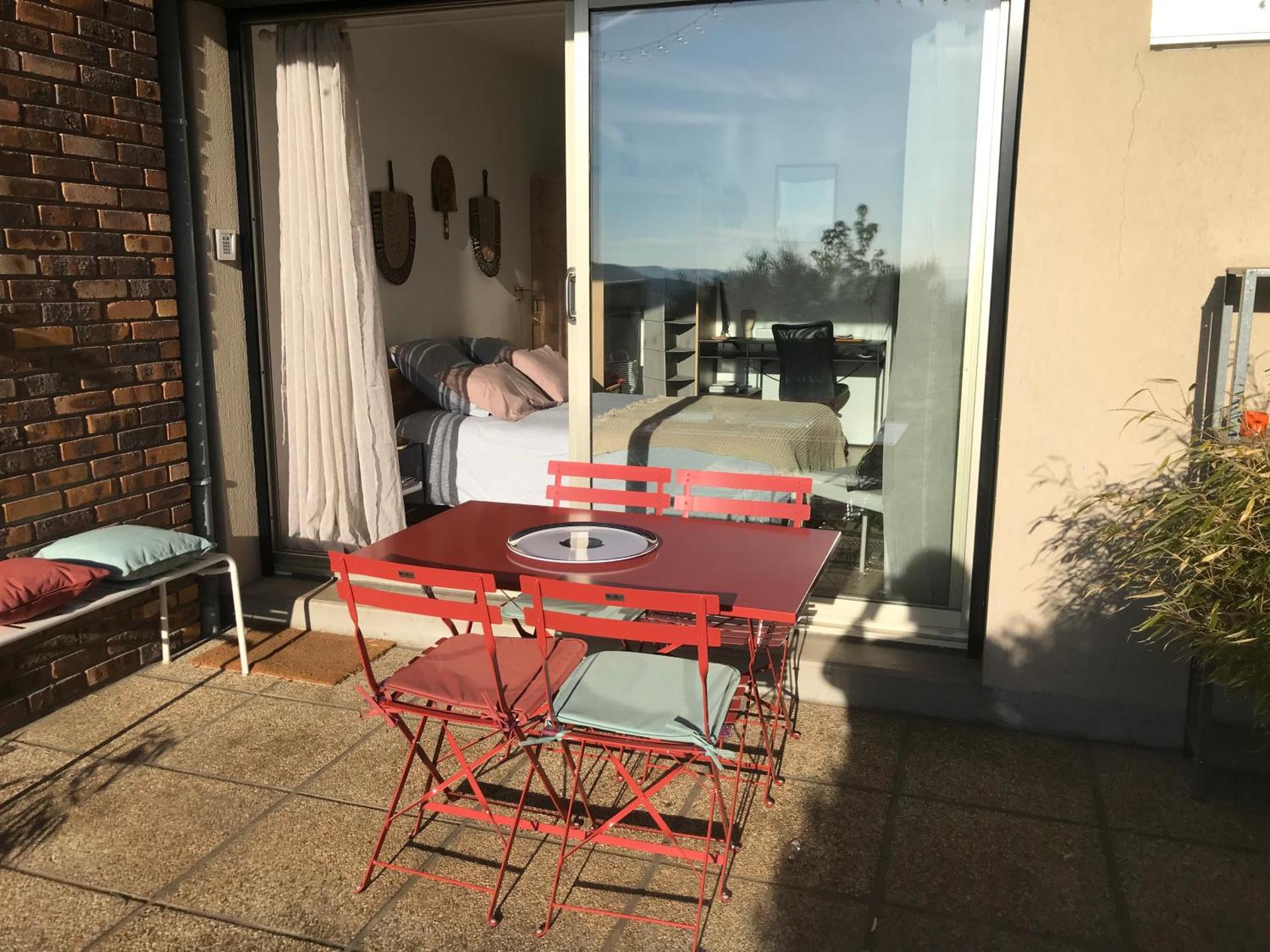 Chez Isa, espace prive,1 chambre, salle de bain, coin cuisine, terrasse, jardin, entrée autonome, parking