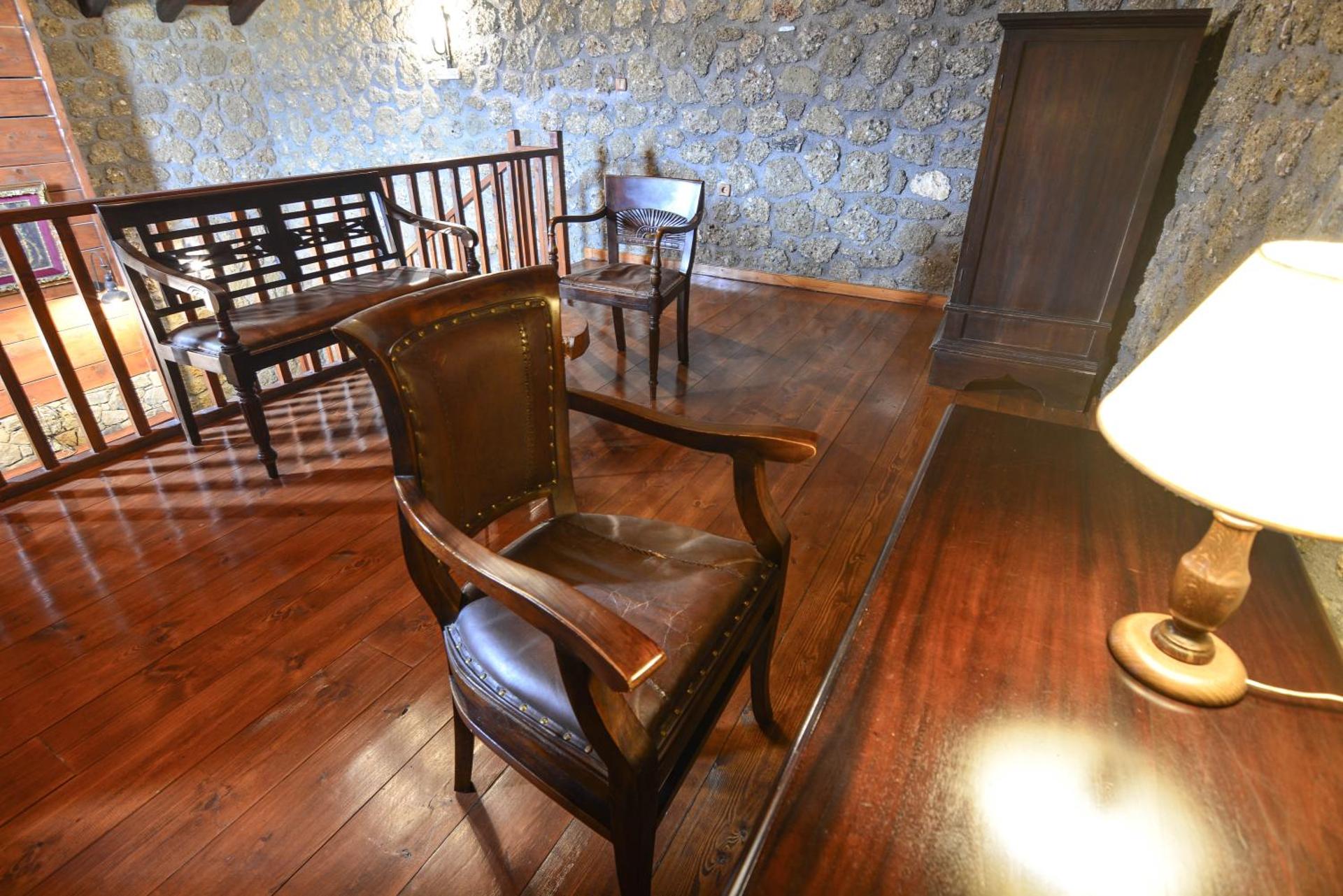 Split - Level Suite with Fireplace and Spa Bath (2 Adults)