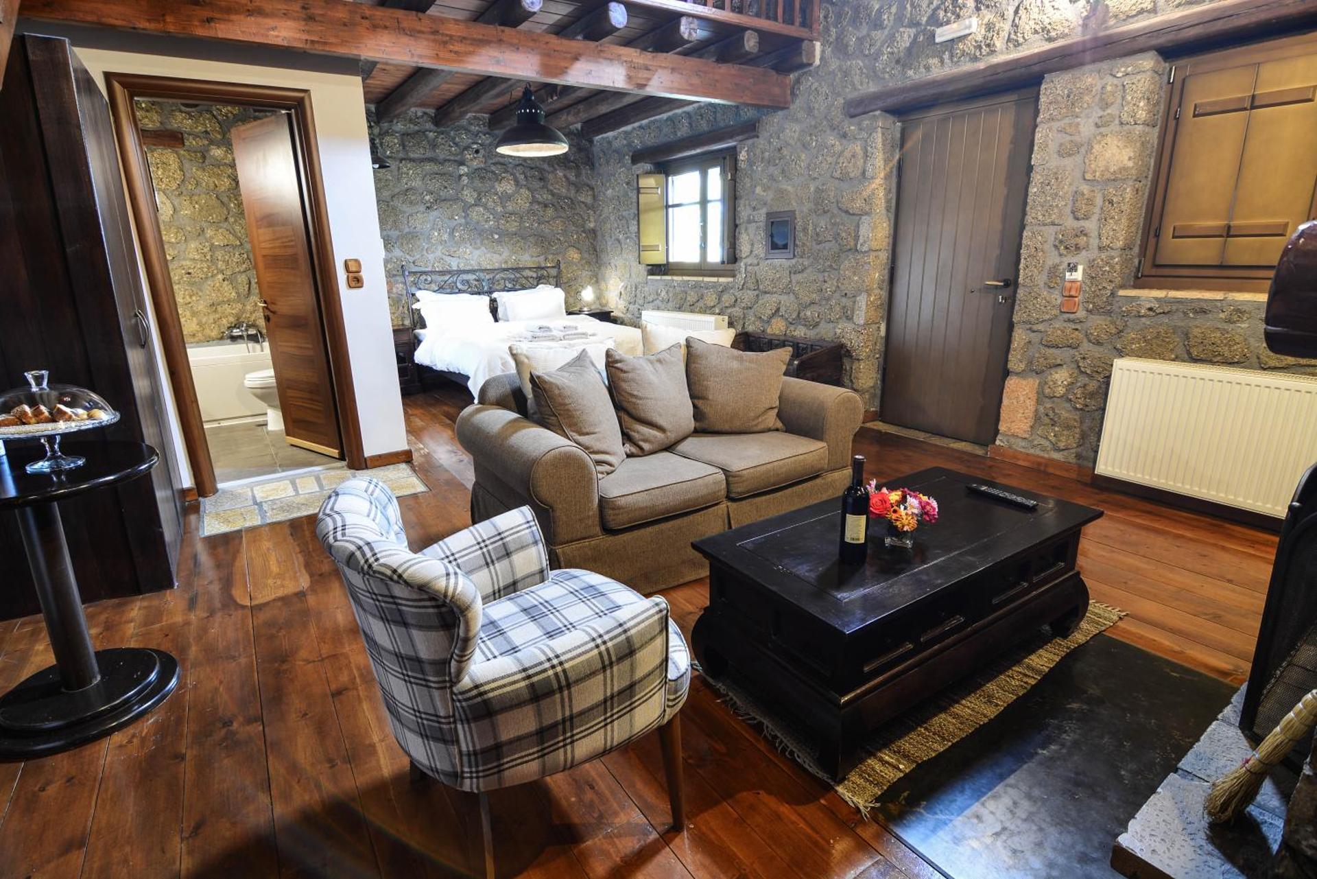 Split - Level Suite with Fireplace and Spa Bath (2 Adults)