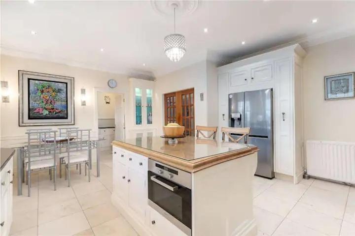 Superb 5 bedroom Villa 16 mins from City Centre