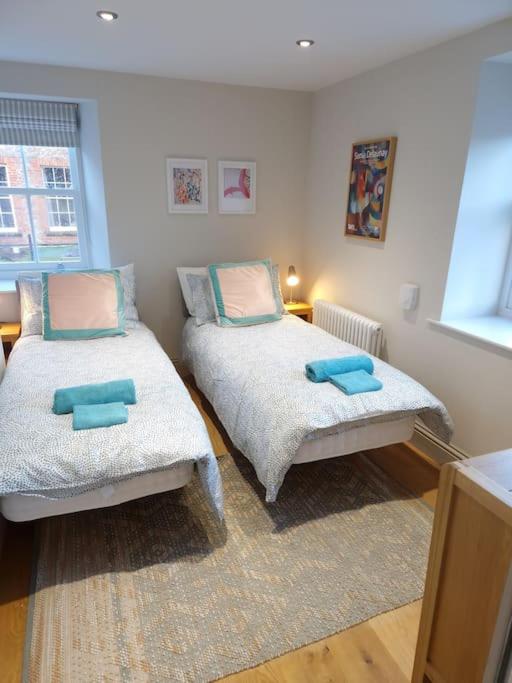 Stylish two bed flat, city centre, free parking