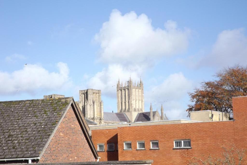 Stylish two bed flat, city centre, free parking