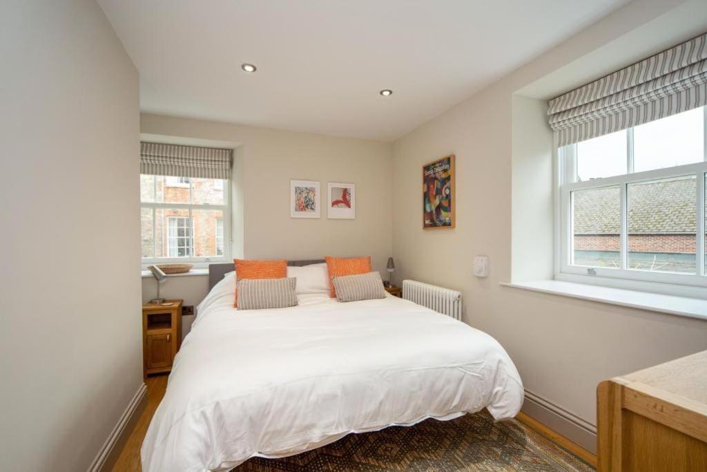 Stylish two bed flat, city centre, free parking