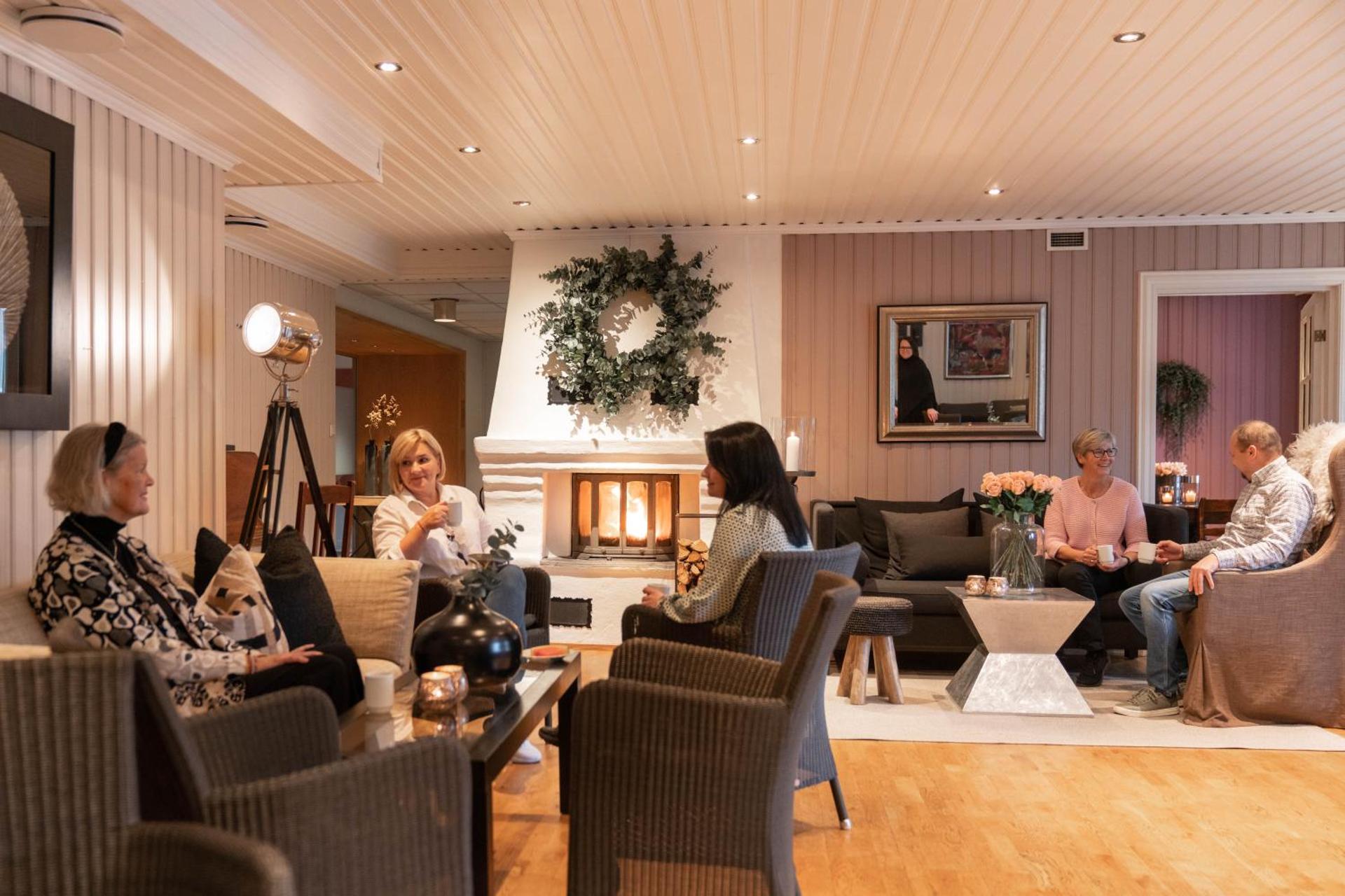 Communal lounge/ TV room