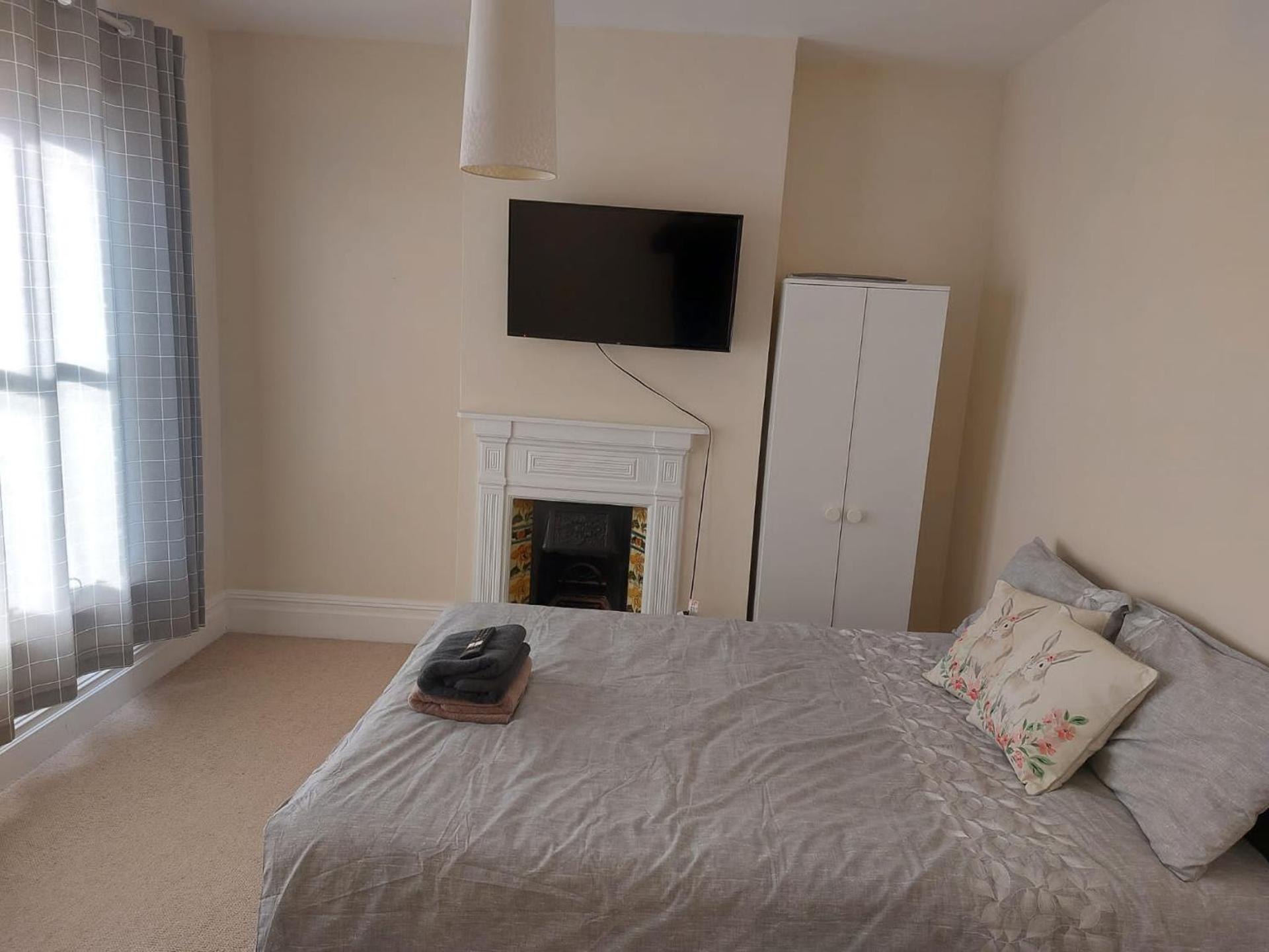 Rooms In A Victorian Comfortable 4-bedroom house in Milton Keynes Rooms Not En-suites