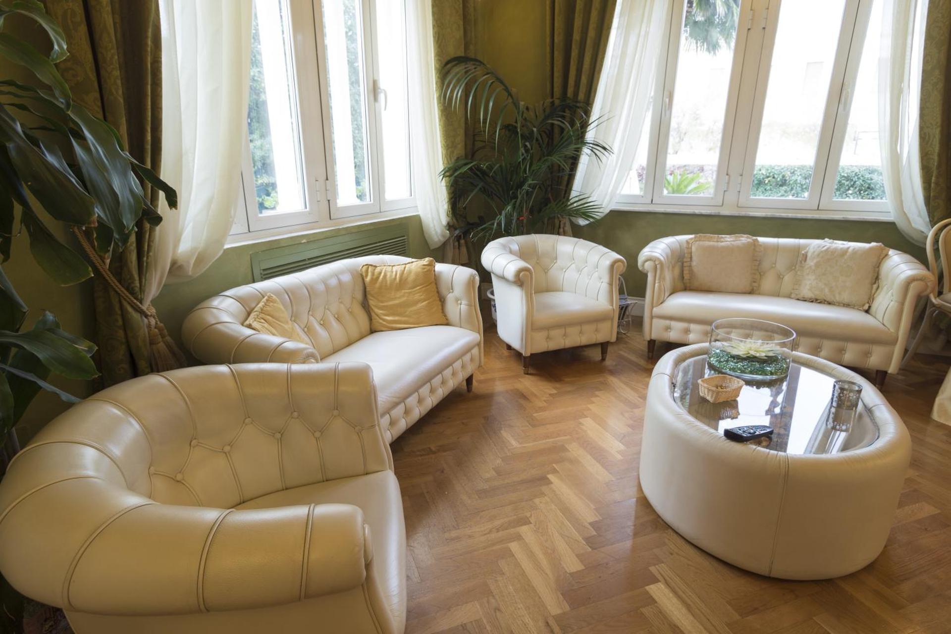 Communal lounge/ TV room