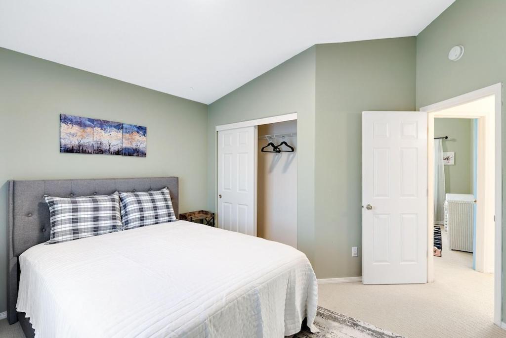 The Place To Be; With A Hot Tub!