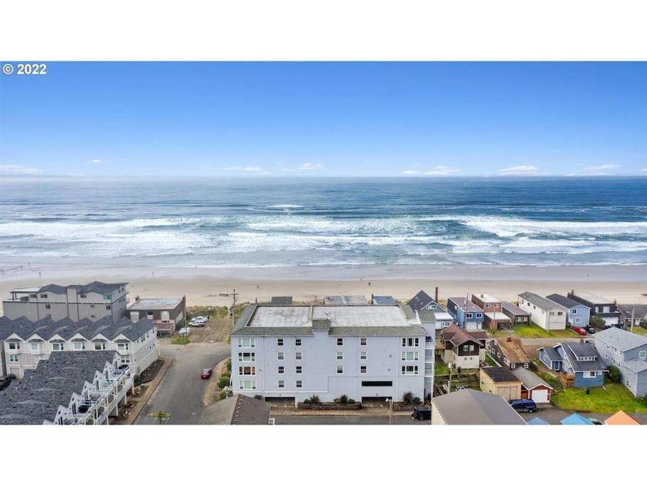 Rockaway oceanview condo,Steps to the beach & Downtown,W&D, WiFi