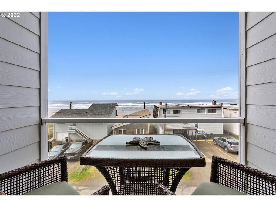 Rockaway oceanview condo,Steps to the beach & Downtown,W&D, WiFi