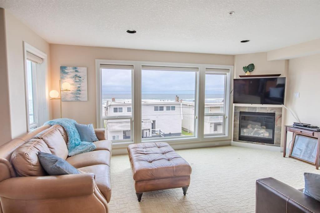 Rockaway oceanview condo,Steps to the beach & Downtown,W&D, WiFi