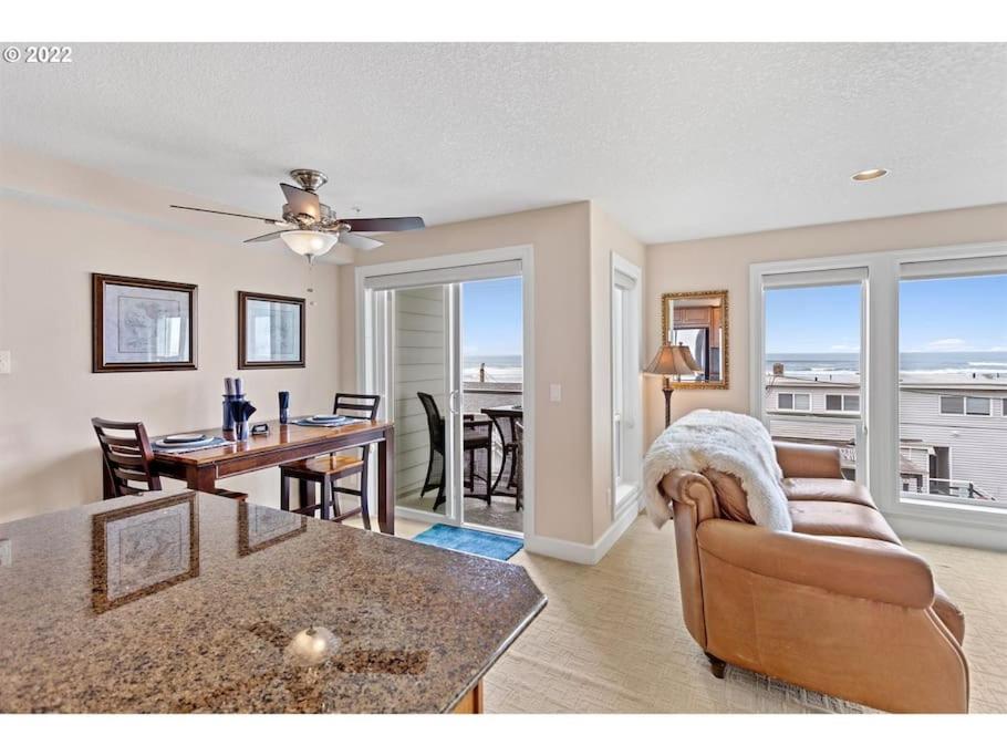 Rockaway oceanview condo,Steps to the beach & Downtown,W&D, WiFi