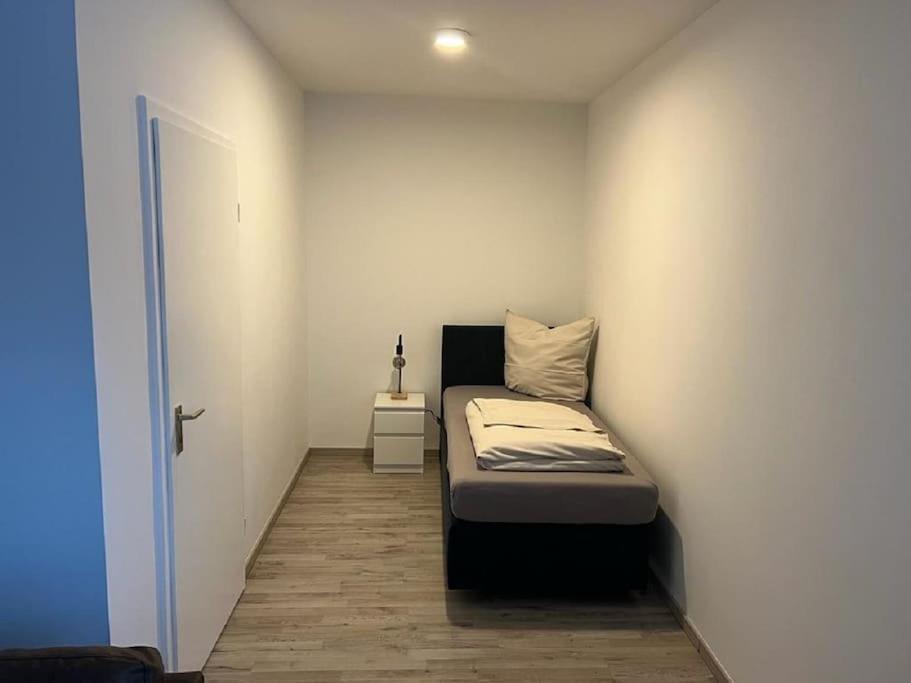 Eine modern renovierte Wohnung mit Balkonterrasse.