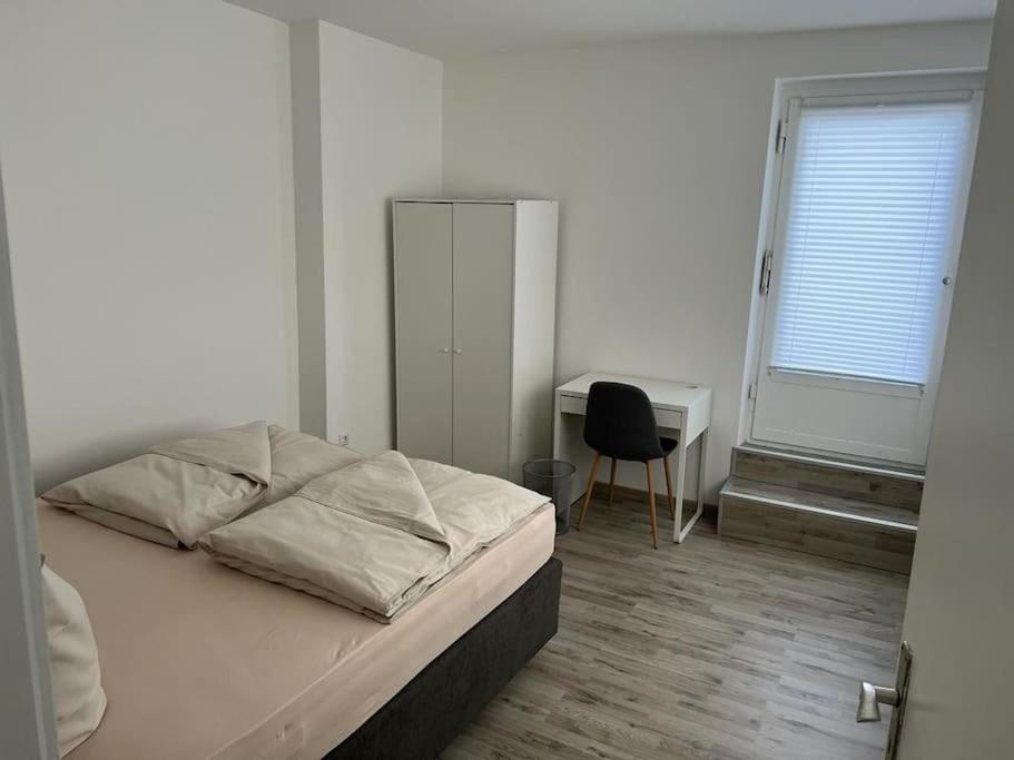 Eine modern renovierte Wohnung mit Balkonterrasse.