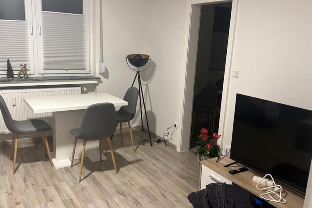 Eine modern renovierte Wohnung mit Balkonterrasse.