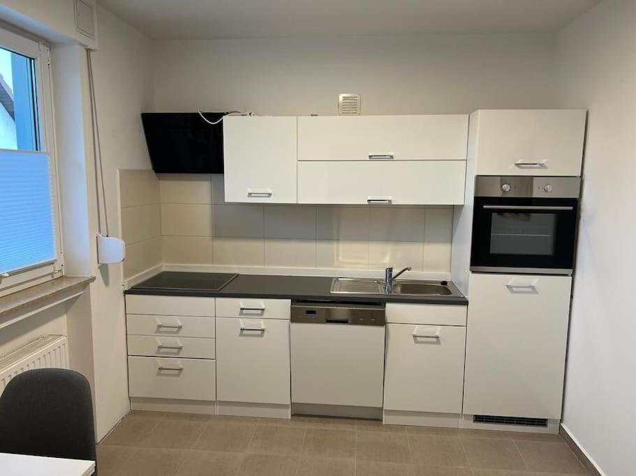 Eine modern renovierte Wohnung mit Balkonterrasse.