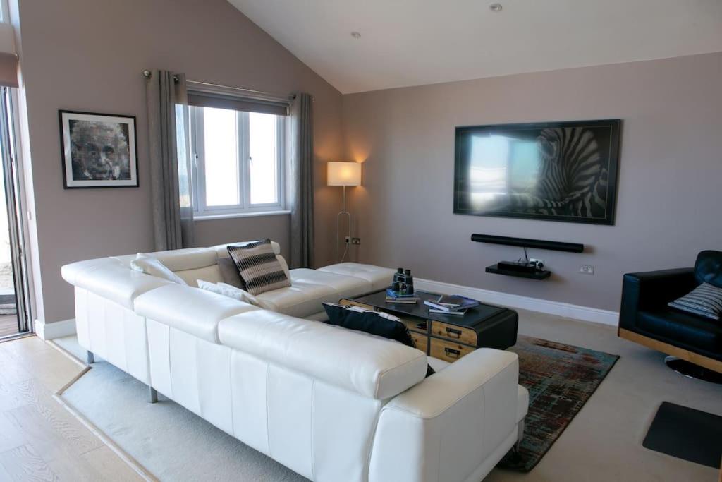 Wow I'm living on the beach. Luxury 4 bed sleeps 8