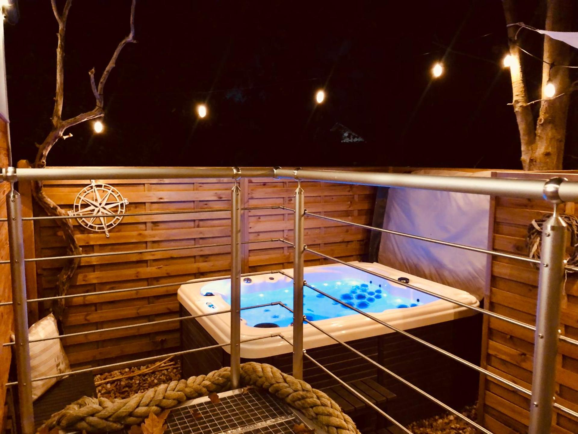 Zirkuswagen mit Outdoor Whirlpool und Garten