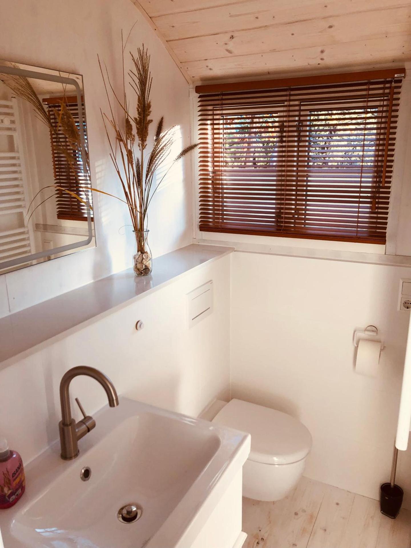 Zirkuswagen mit Outdoor Whirlpool und Garten