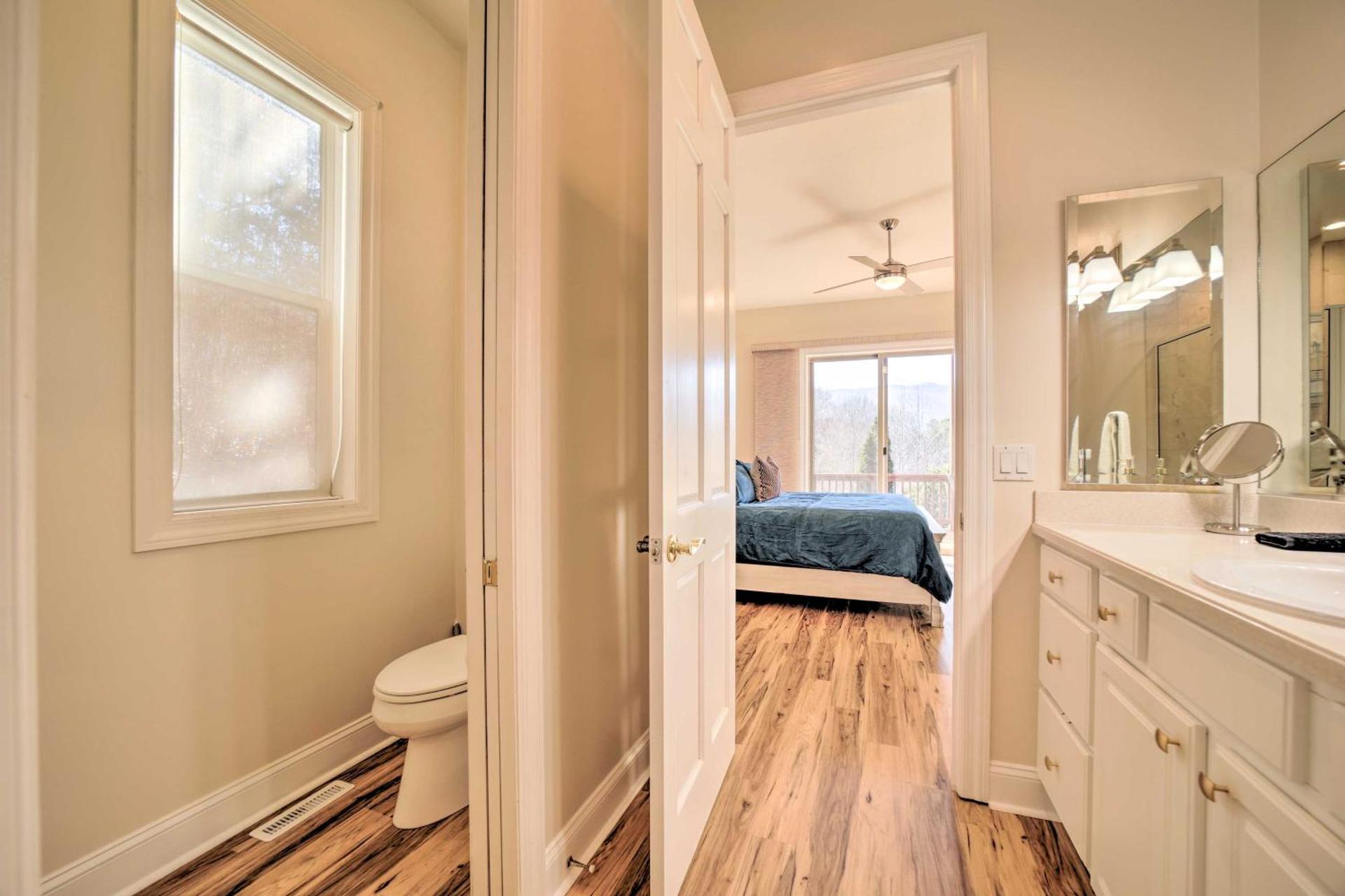 Beautiful Whittier Condo with Deck and Mtn Views!