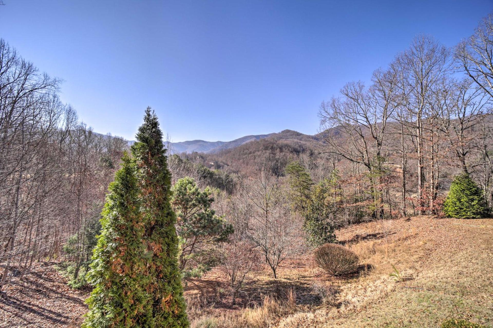 Beautiful Whittier Condo with Deck and Mtn Views!