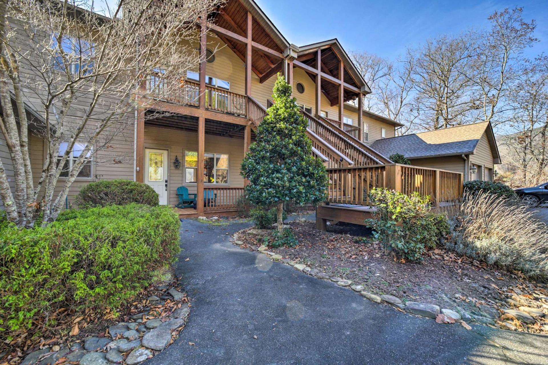 Beautiful Whittier Condo with Deck and Mtn Views!