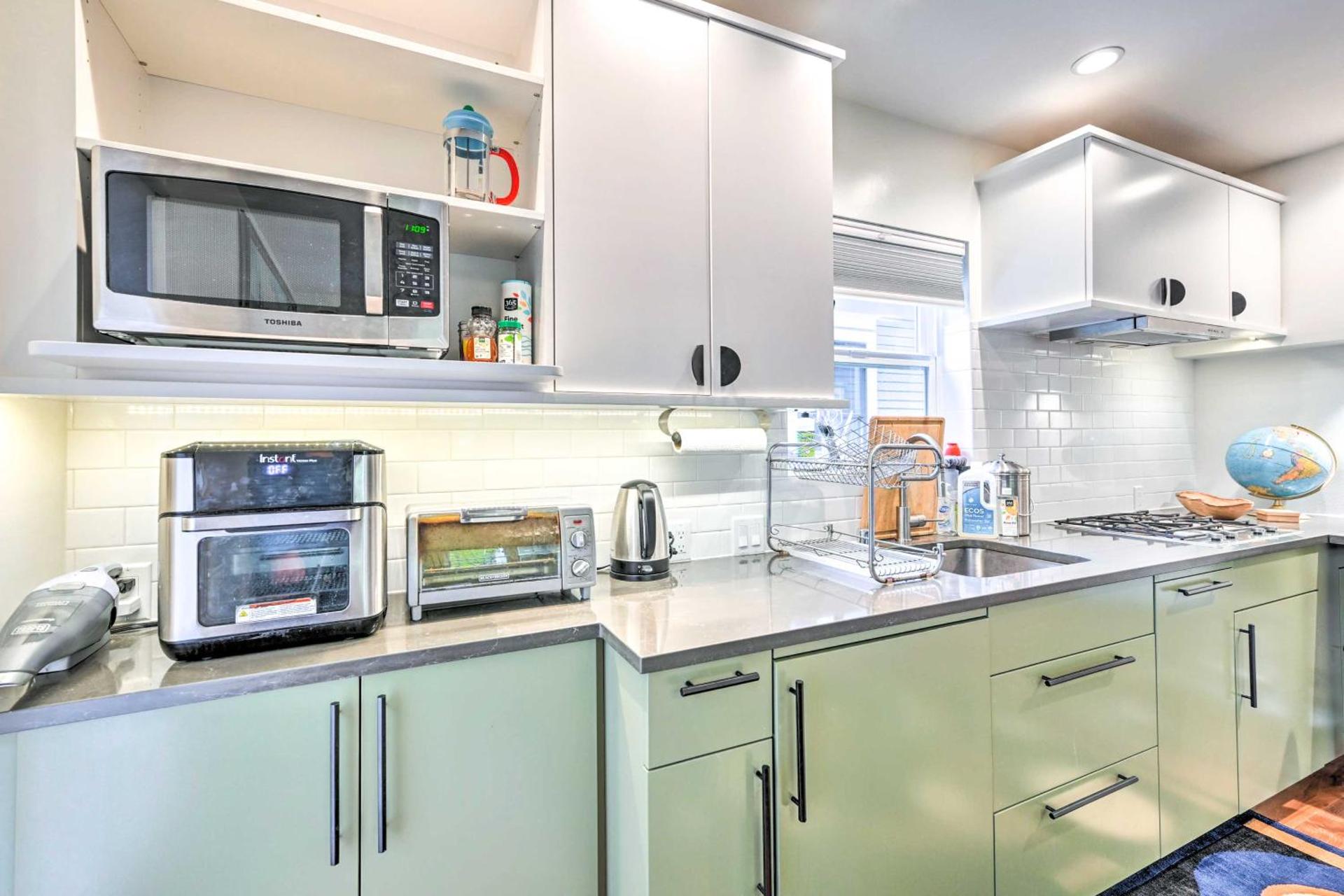 2 Mi to Capitol Hill, Walk to SU! Quaint Retreat