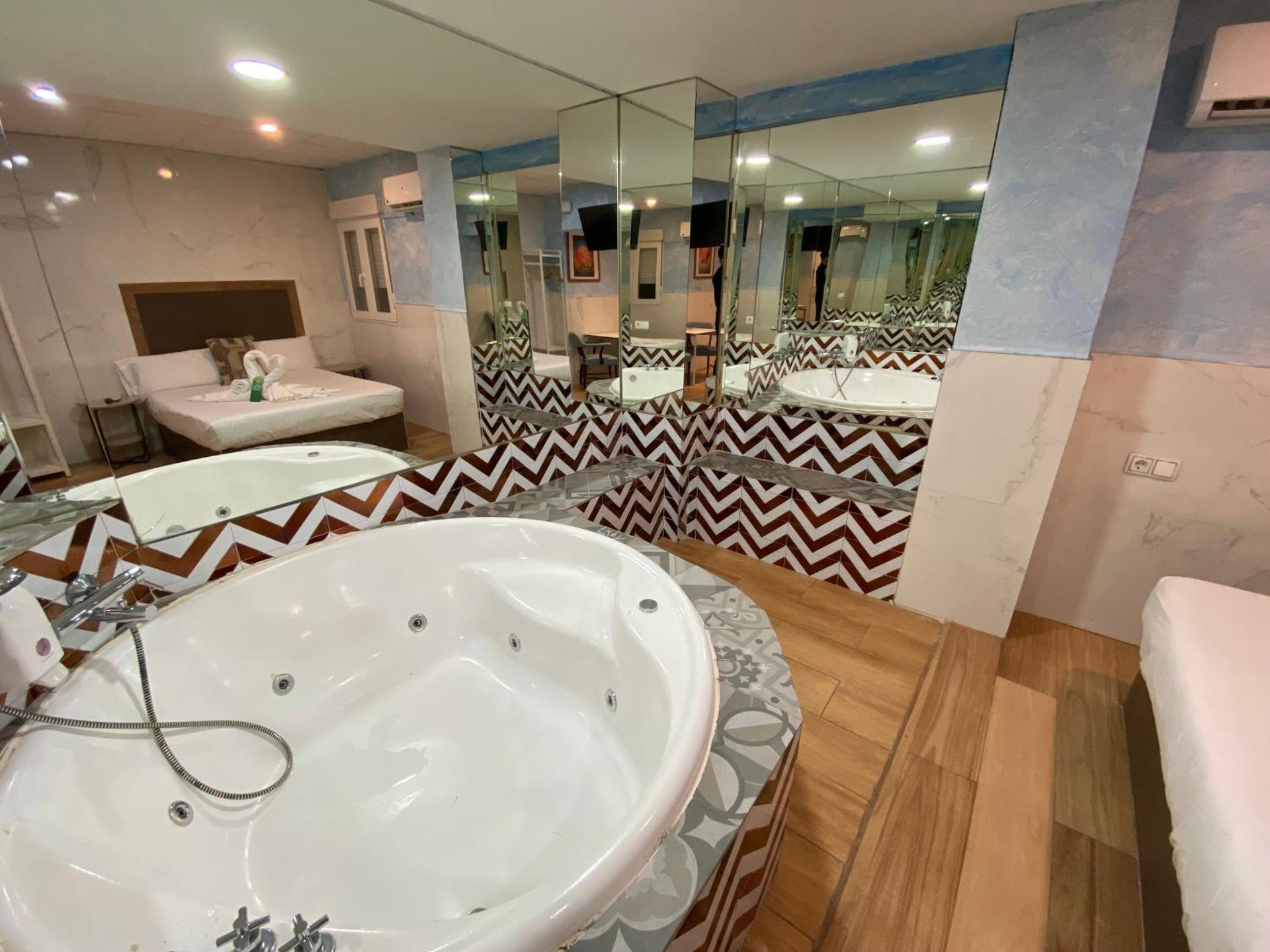 Hostal Avenida Andalucia - Solo Adultos